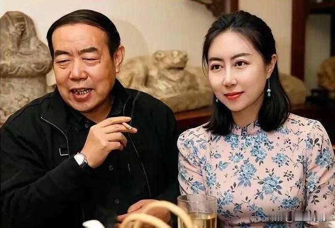 贾平凹两个女儿的人生反差，道尽重组家庭身份带来的不同命运。前妻之女贾浅浅，困在需