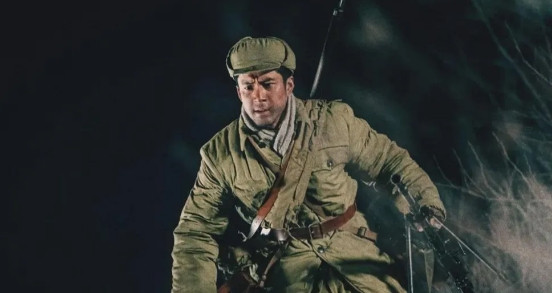 1952年，志愿军一哨兵站岗时偷偷溜走，全团急得找了一夜，次日他却抱着一堆罐头回