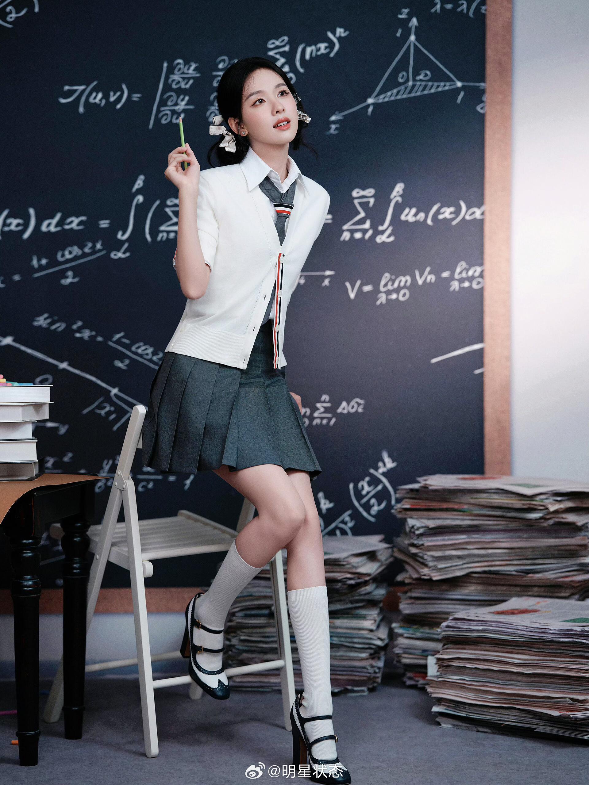 嘟嘟这套造型把“学院风甜度”拉满了！​​​