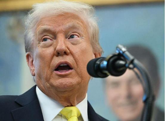 其实特朗普一直想逼全球和中国脱钩，让中国经济崩溃。可特朗普算来算去却漏了一步，没