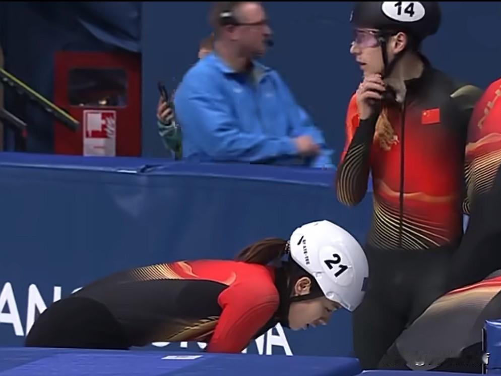 中国队混接2000米接力没有竞争金牌的能力！半决赛要不是荷兰队摔出去，中国队甚至