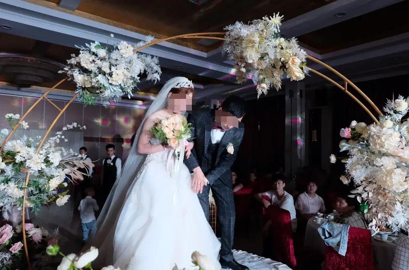 这场婚宴简直绝了，成了个大笑话！接亲车都开到女方家门口了，鞭炮也噼里啪啦放完了，