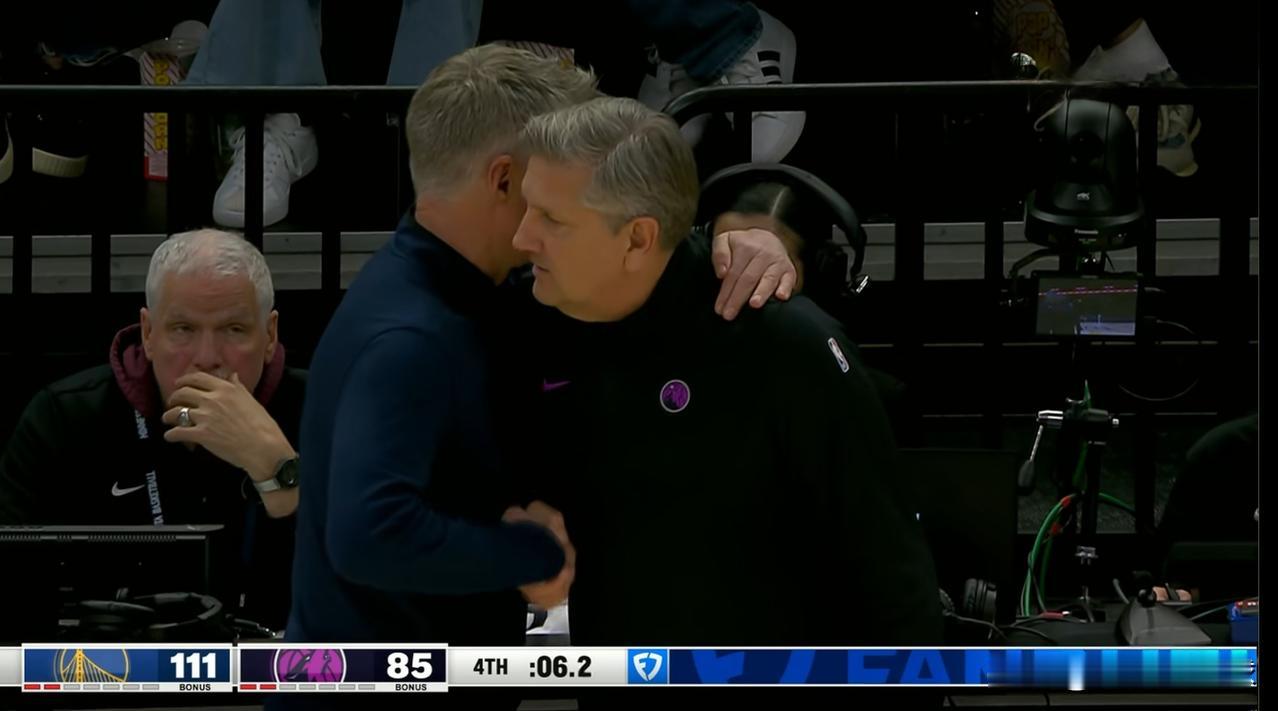 森林狼主帅芬奇真是恼羞成怒！在今天森林狼主场以85：111惨败于勇士的赛后采访中