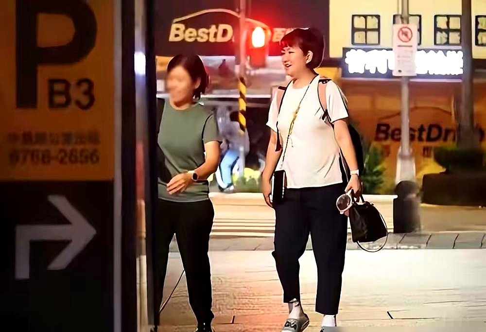 44岁的Selina顶着一头短发，挺着圆润的腰身走在街上，完全没了女明星的影子。她连刻意吸肚子凹造型