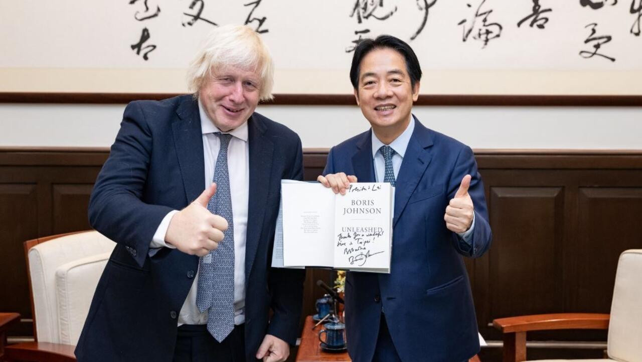 英国前首相约翰逊窜访台湾据法新社8月5日报道，英国前首相鲍里斯·约翰逊当天抵达