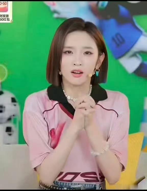 唐艺昕解说团出道唐艺昕姐说球粉色娇嫩正适合唐艺昕甜美粉色穿搭格外吸睛，首次尝试