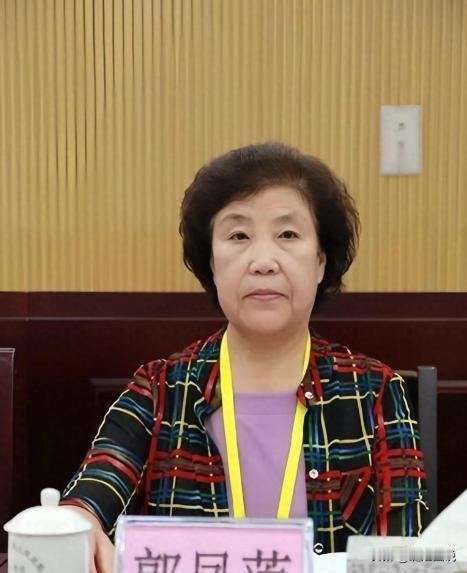 1980年，33岁的郭凤莲被叫进大寨党支部办公室，上级来人念了一份调令：免去大寨