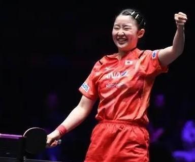 张本美和又赢了。在日本国内举办的一场赛事之中，赛后她对着裁判鞠躬，对着对手鞠躬，
