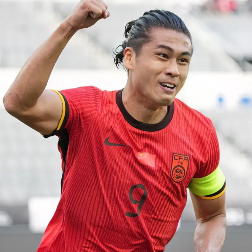 国足四大队长！1、第一队长：张玉宁2、副队长：韦世豪3、副队长：颜骏