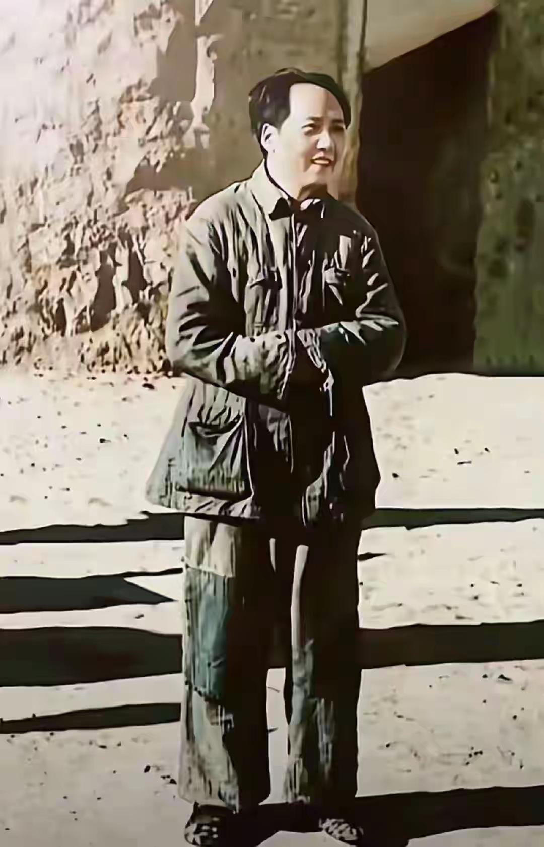 人民领袖毛主席。斯诺摄于1936年延安