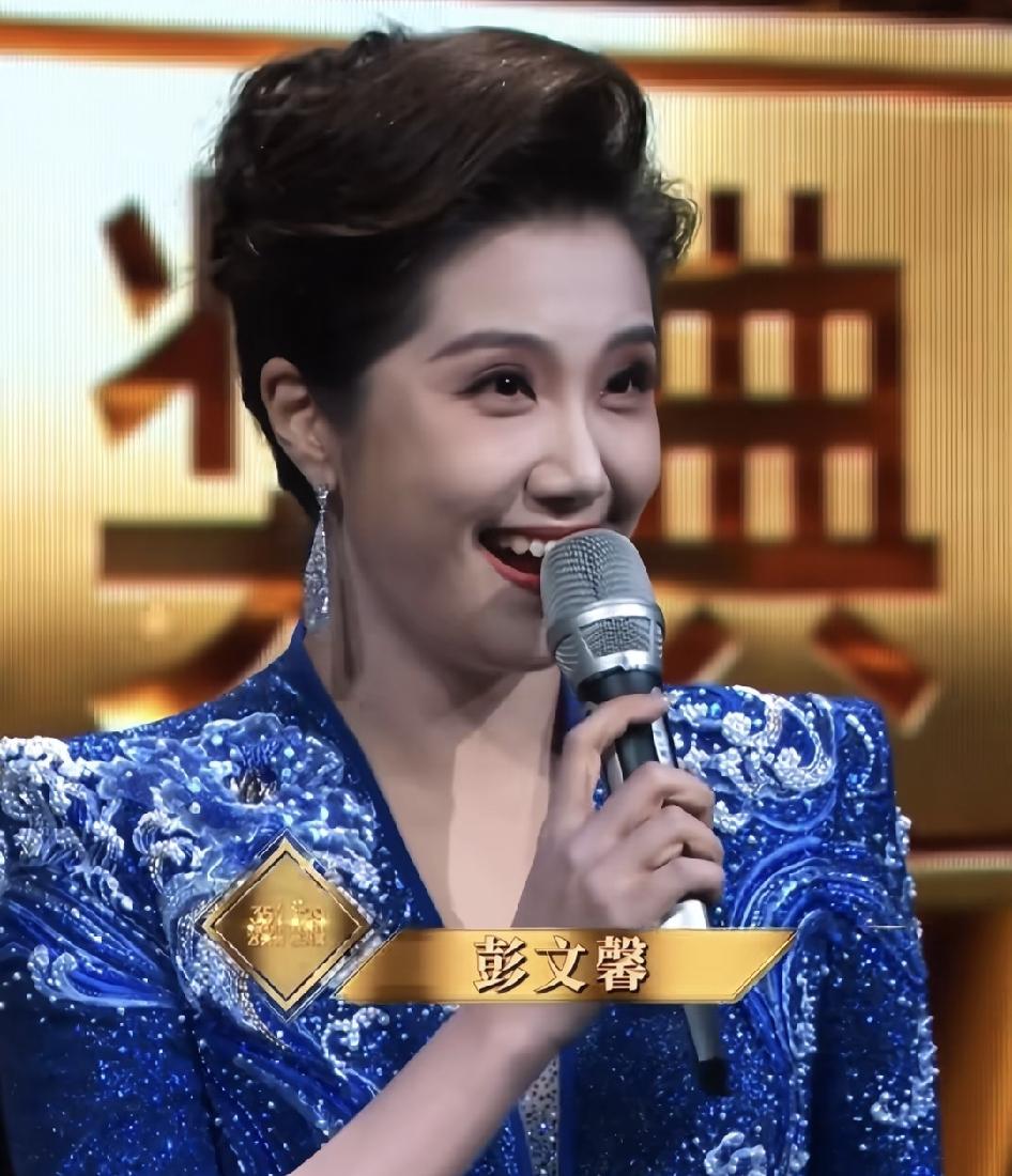 我真服了我了。本来是看谁得飞天视后的，没想到看着山东卫视主持人，就挪不开眼。