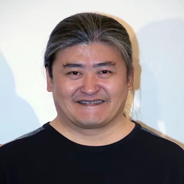好声音台上，一个姑娘戴着面罩唱完，评委让她摘，她死活不肯，说自己长得丑，怕吓着大