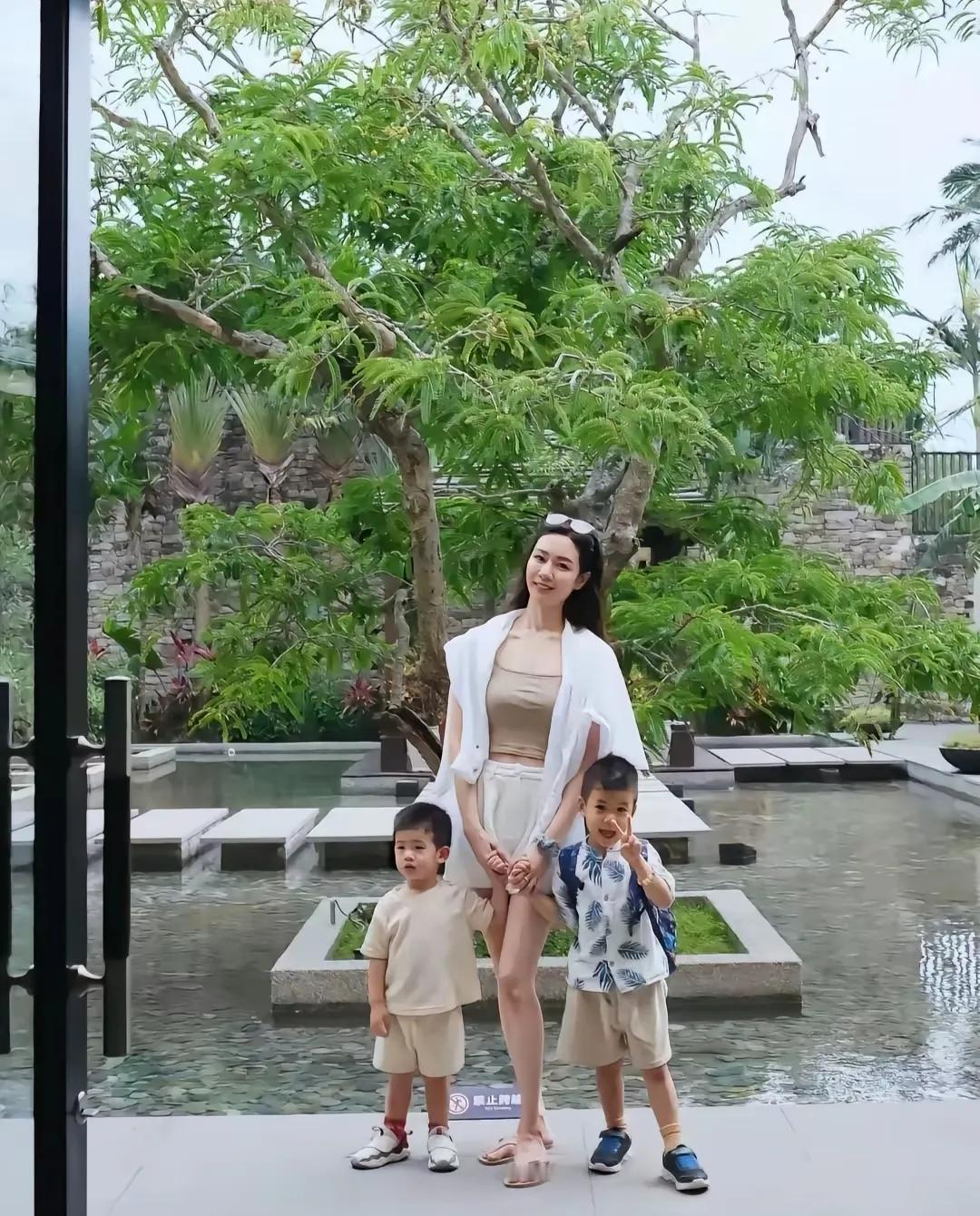 释永信的老婆真漂亮，那两个小孩子看起来挺像释永信的，尤其那双眼睛和面相，跟释永信