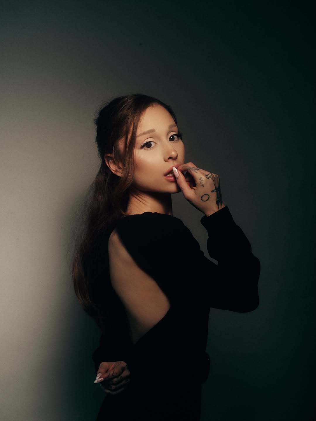 ArianaGrandeA妹更新高清宣传写真ꕤ娜娜漂亮得要命～