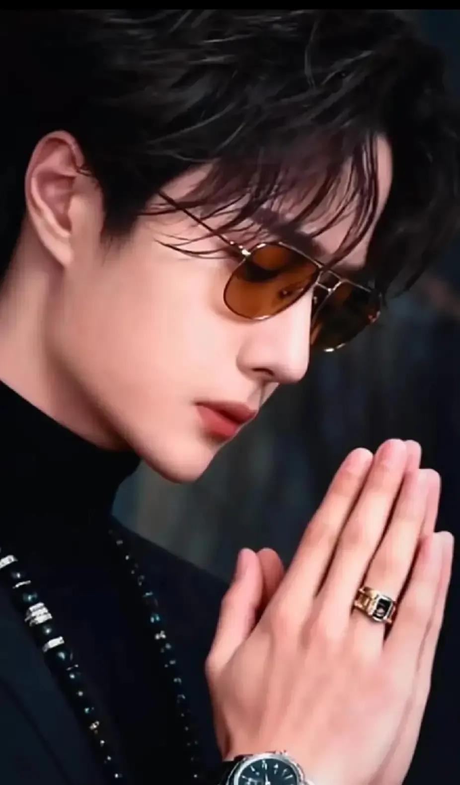 王一博被说没拍过硬汉大片，我直接甩出2021年GQ九月刊那张湿发背头照。黑背心