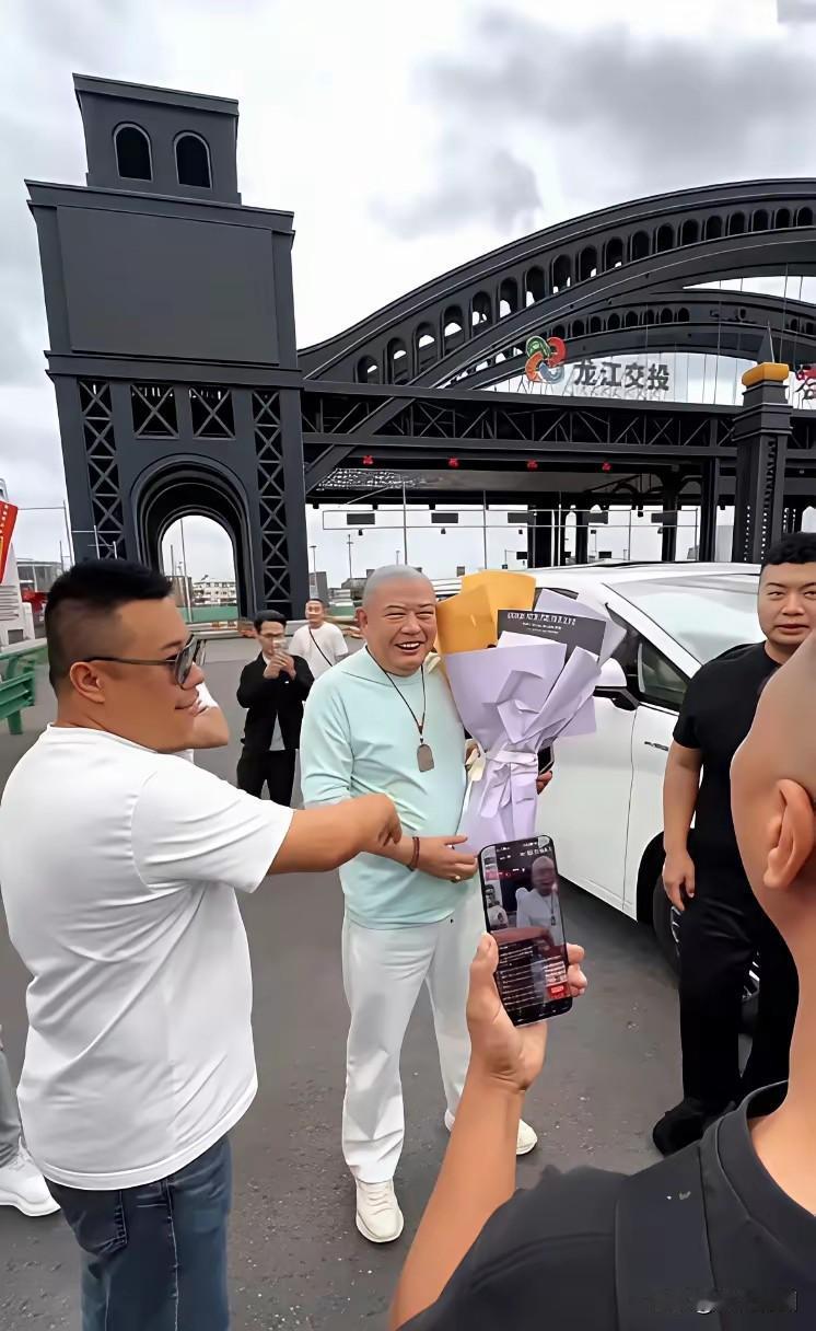 振兴东北，振兴龙江我认为不会靠这些大金链子、光头文身、豪车吧？网上说一个什么