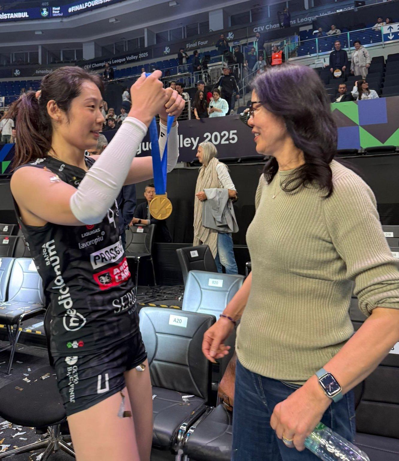 金牌献给郎平科内利亚诺女排以3-0横扫斯坎迪奇，成功卫冕欧洲女排冠军联赛冠军后，