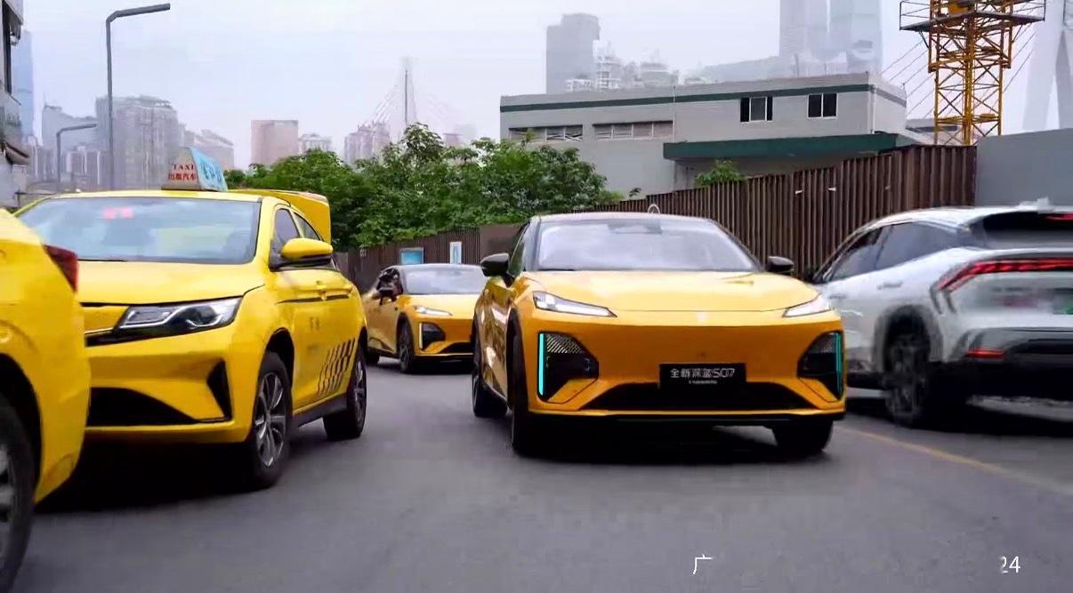 全新深蓝S07华为乾崑激光版就算是面对重庆这种8D城市，开启智驾上路也是手拿把掐