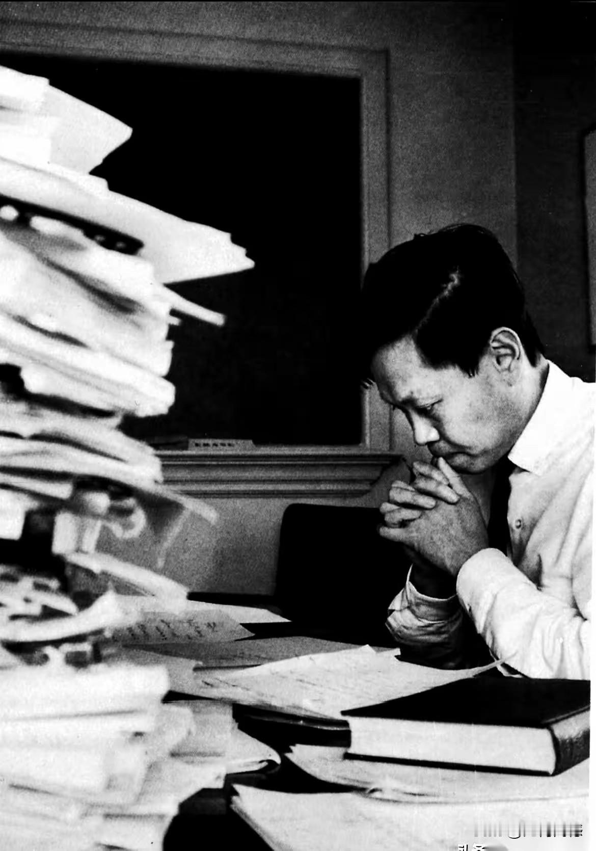 杨振宁先生作为一个天才物理学家，他的学术成就是享誉世界的，可他从来都没有躺在自己