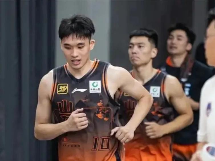 山东男篮完成续约，谢智杰确定留队征战新赛季山东男篮休赛期人员调整工作稳步推