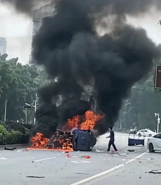 小伙五一假期救人，从着火的车中拽出司机。5月1日，广东韶关，一辆白色思域和一