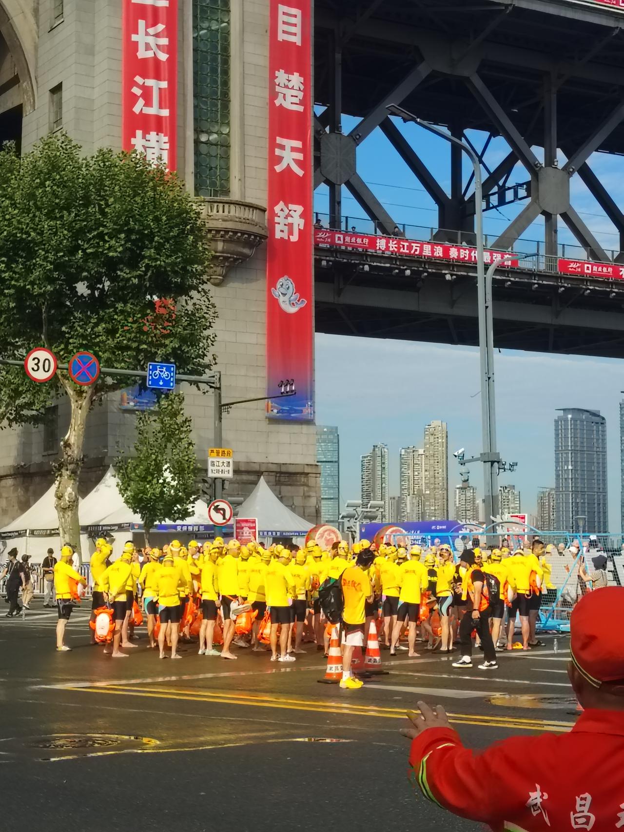 今天是纪念毛主席在武汉横渡长江60周年纪念日；起点在武昌桥头的汉阳门，终点在汉口
