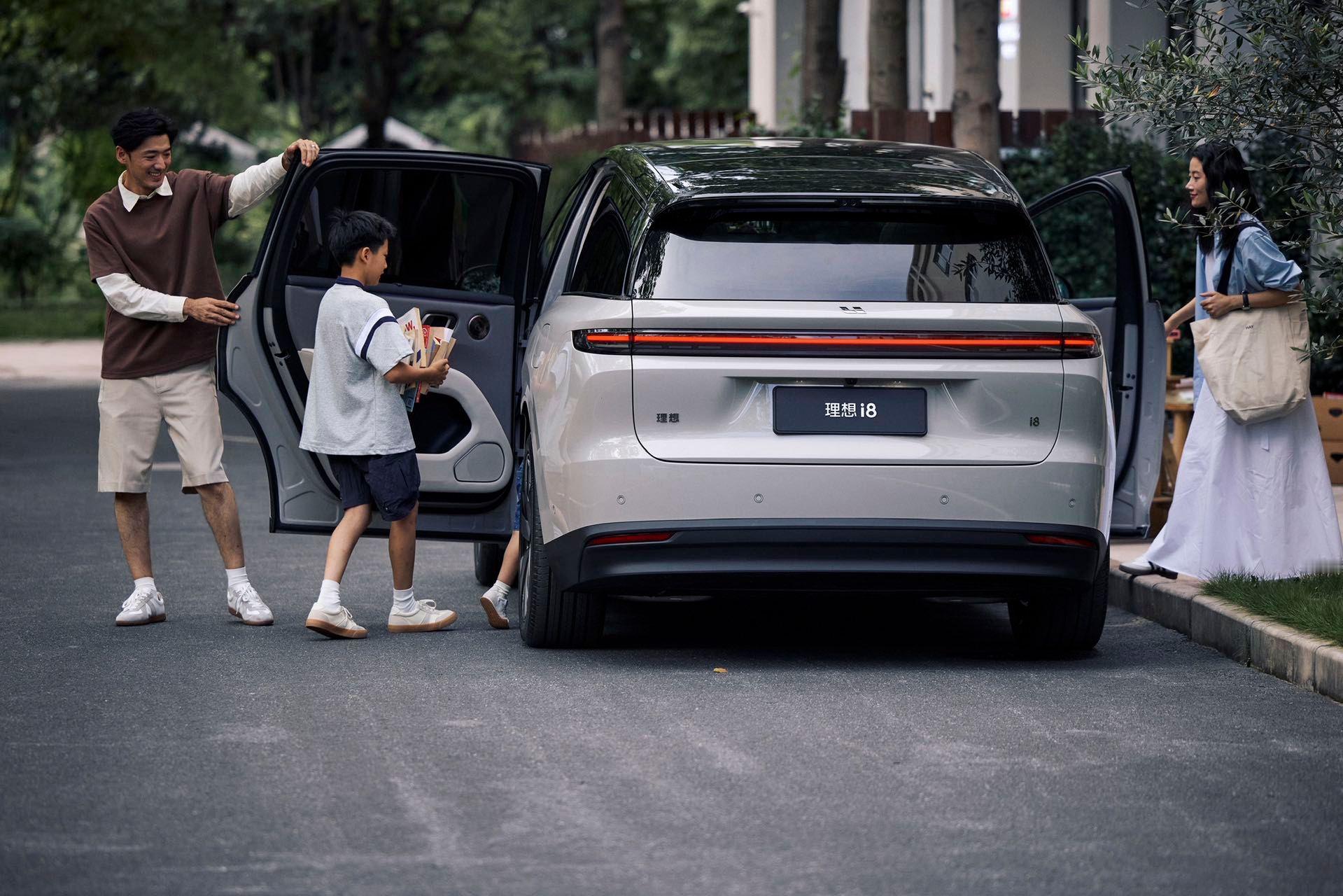 理想i8发布会定档7月29日李想说了，理想i8要做到尺寸同级最小，空间同级最大，