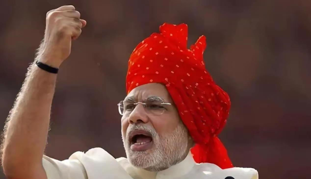 印度为什么总是花高价购买武器?印度总花高价买武器，其实挺无奈。印度一直想成为大