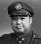 1975年4月，蒋介石病死，在香港的关麟征非常悲痛，带着妻子去吊唁，一下飞机，黄