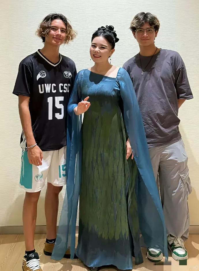 这两个儿子就是龚琳娜最大的底气。龚琳娜和老罗生的这两个儿子，又高又帅，而且还都