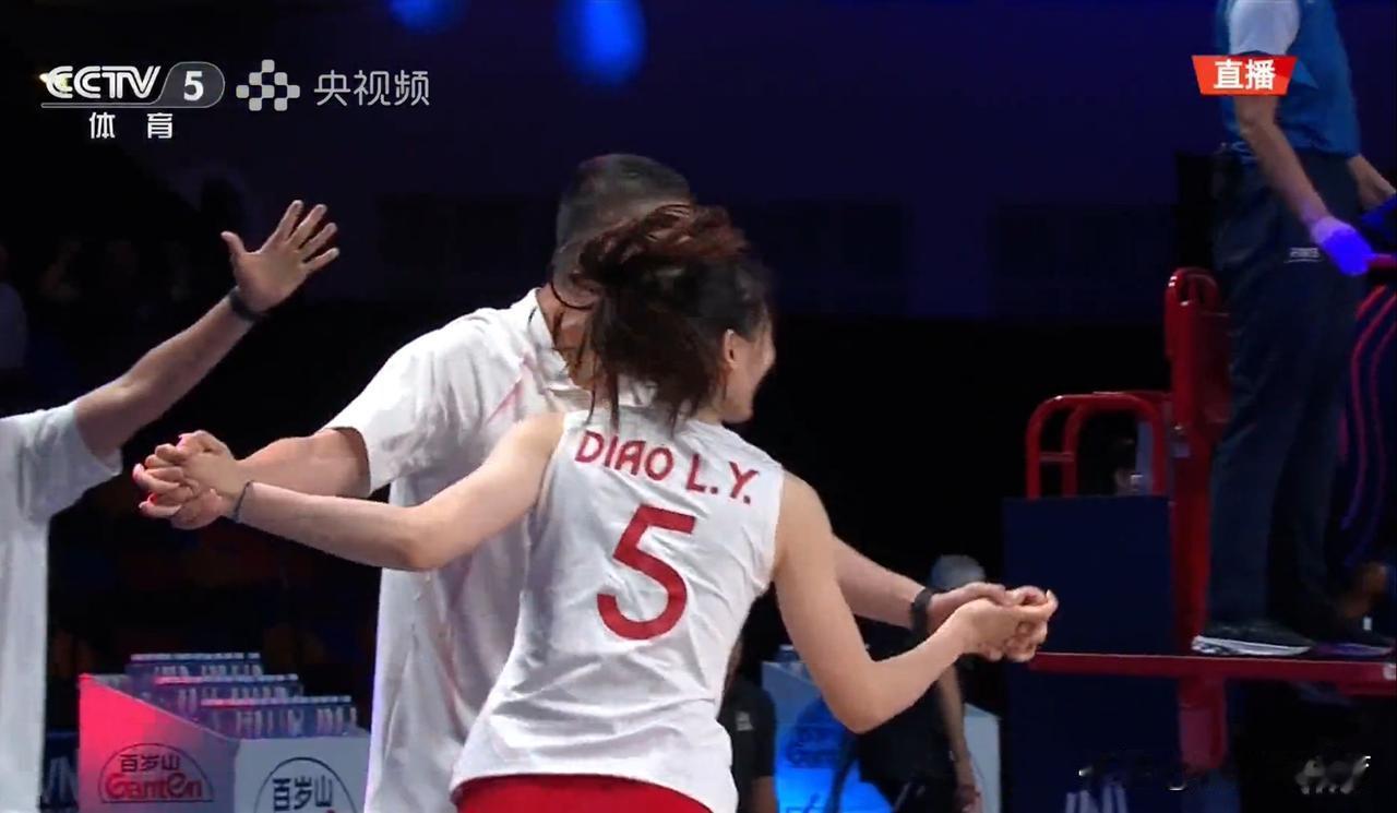 女排老将刁琳宇“一个抵俩”，队长龚翔宇决胜局独下6分，中国女排3-2逆转世联赛第