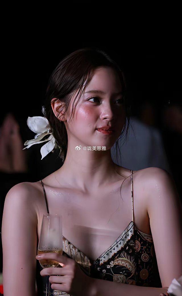 欧阳娜娜酒会一颦一笑都在发光