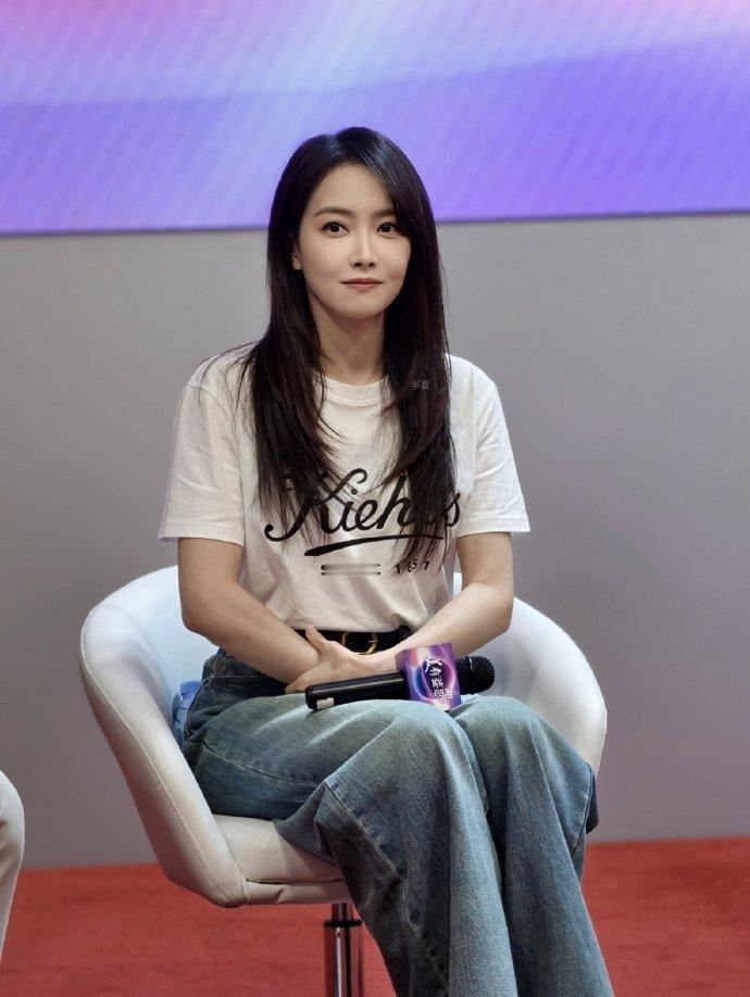 宋茜高校参加讲座路透生图，学姐太美了[爱心]​​​