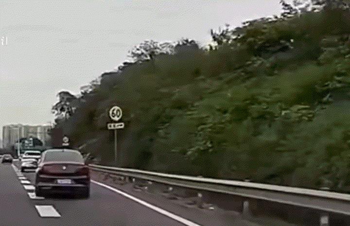 简直就是道德败坏！成都，一小车行驶在路上，闻其后方有救护车警报声后，小车赶紧为救