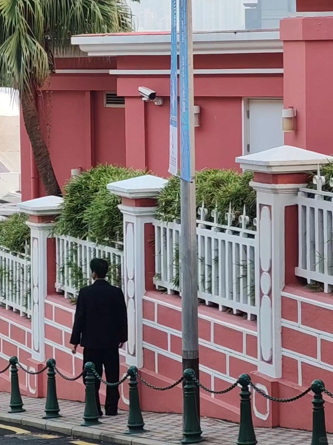 路人给李现拍出了故事感大片是突然闯入镜头的男主角呀，随便拍拍就是帅的