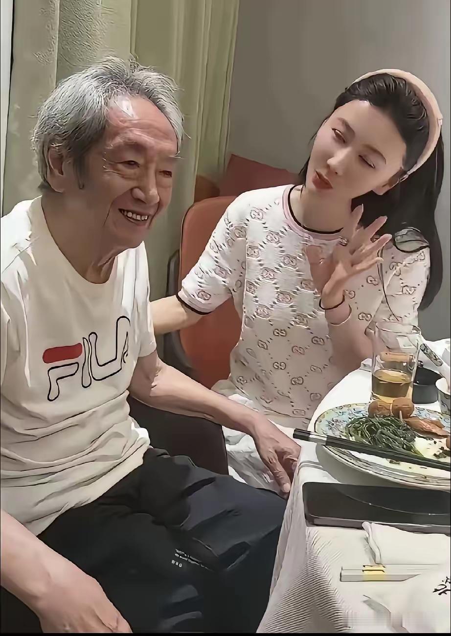 王奎荣和他的小娇妻，这真的是很好的诠释了，你在闹，他在笑，两口子真的是特别的和谐