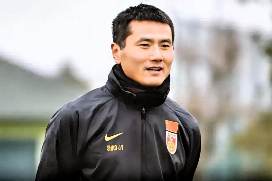 -革新战术风格：邵佳一有九年德国联赛的经历，深受德国足球文化的熏陶。他在执教青