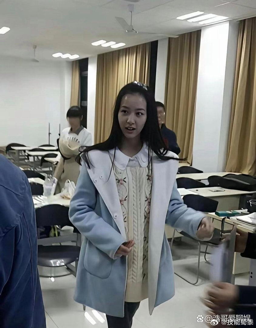 陈都灵上大学那会儿，确实是校花。一张素颜，就把好多人比下去了。​​​