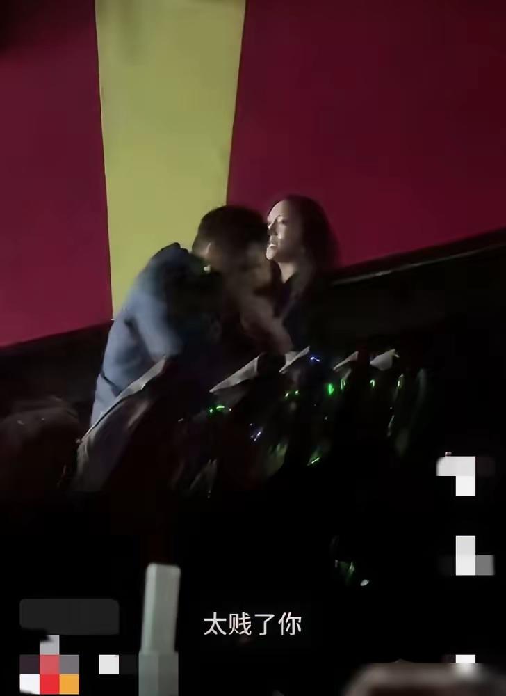 影院捉奸炸场：4岁娃夹中间，这场飞驰人生太荒诞《飞驰人生3》的励志旋律里，