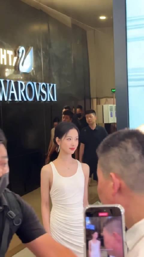 陈都灵白裙好温柔陈都灵白月光杀回国了陈都灵白裙好温柔，都都白月光杀回国了，咱就说