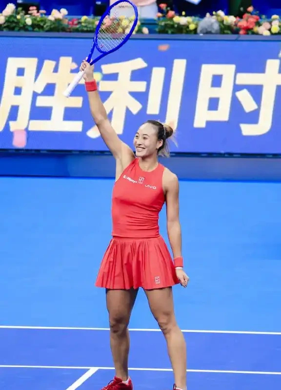 不愧是郑钦文，就一个变身手势，全网都猜错了两次。10月5日中网女单第三轮，郑钦文2比1赢了布兹科娃，