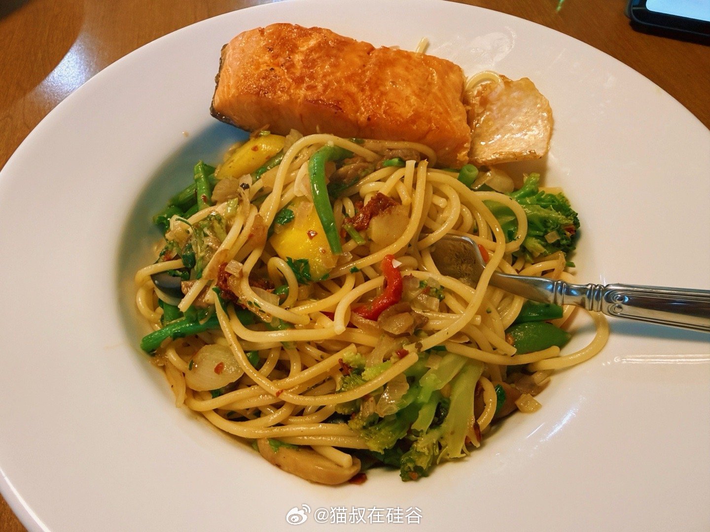 今日晚餐清炒时蔬意面，再煎一块三文鱼。按照女主人的指示，意面份量减半。伊宝那碗没