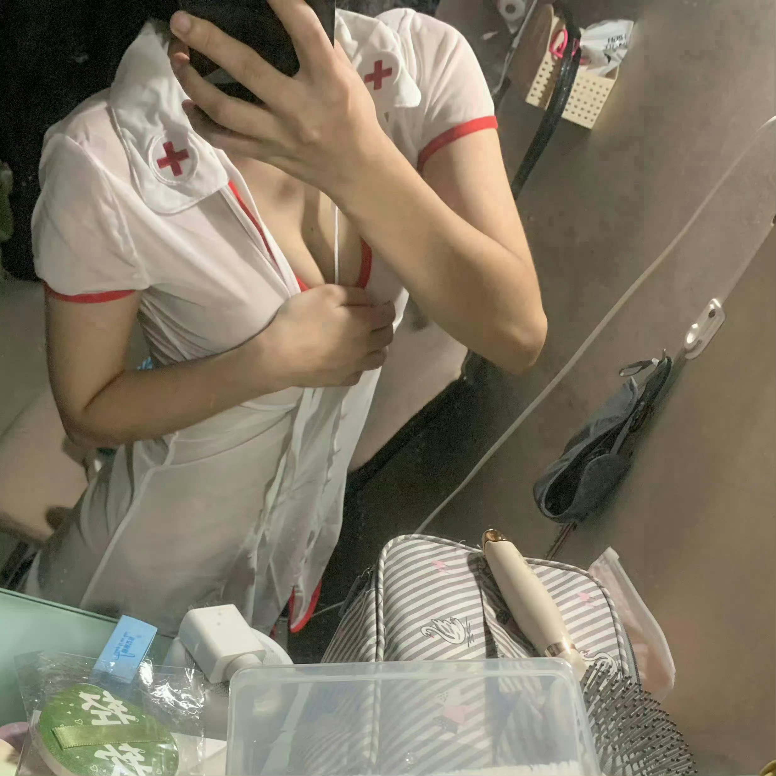 第一次穿护士装有点不好意思…