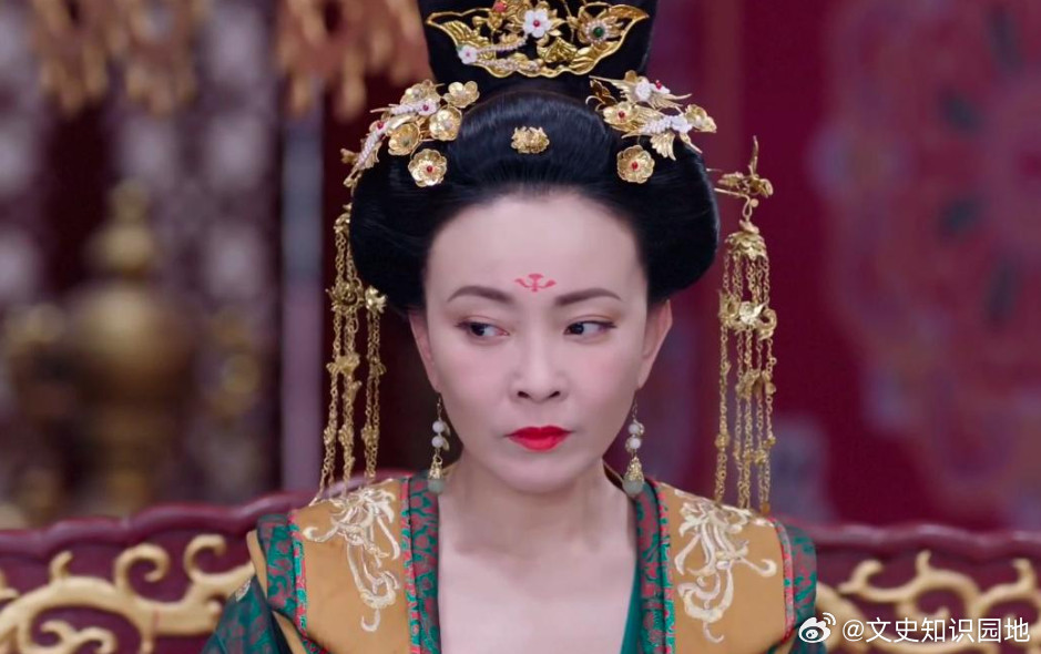 762年，皇后张良娣密谋铲除宦官李辅国和程元振。事败后，李辅国率全副武装的禁军