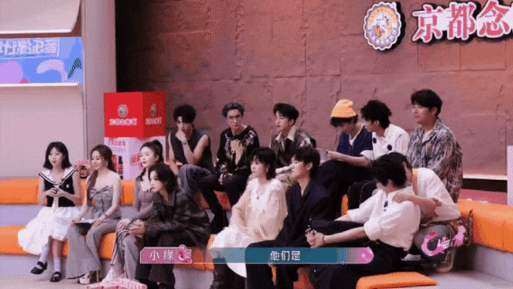 薛之谦节目现场上演鸡排哥式端水，“唱你的唱完你的”成口头禅，这搞笑功力简直绝了，