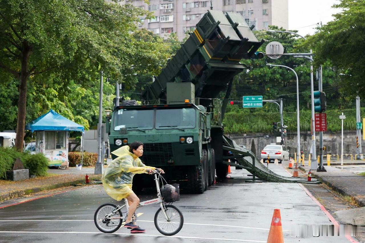 台湾省爱国者防空导弹阵地，都开始藏在闹市区居民楼下面了。就是，利用地下车库隐藏，