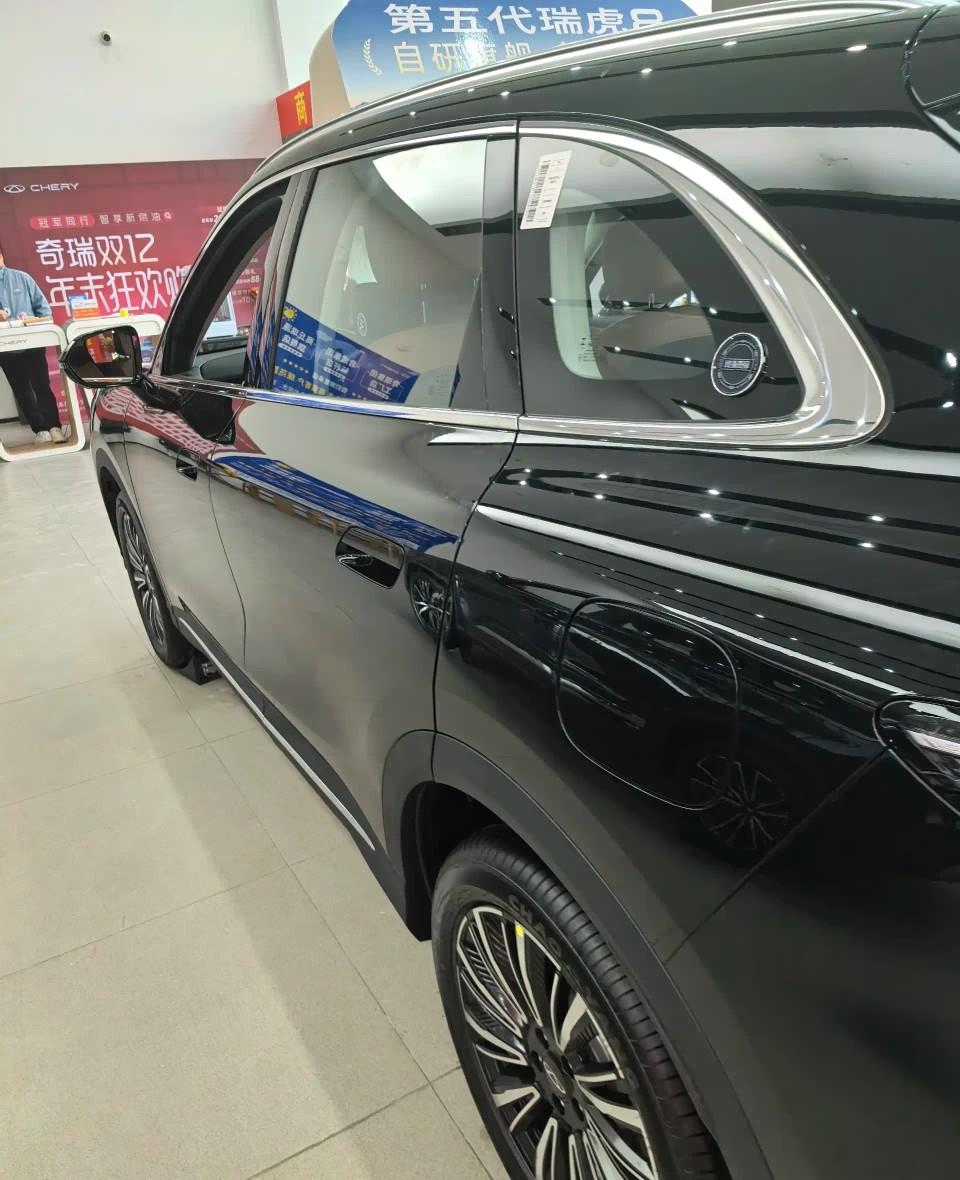 选吉利还是奇瑞？吉利去年卖了302万辆，今年想冲345万。奇瑞也不赖，半年就