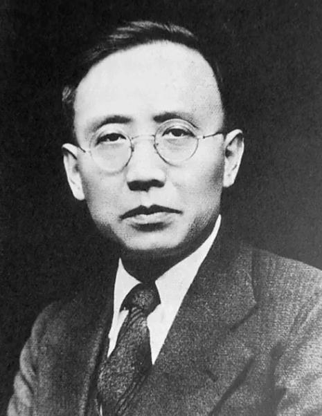 1912年洞房之夜，郭沫若见发妻太丑，拒绝同房。就在他转身要走时，发妻拉住他苦苦