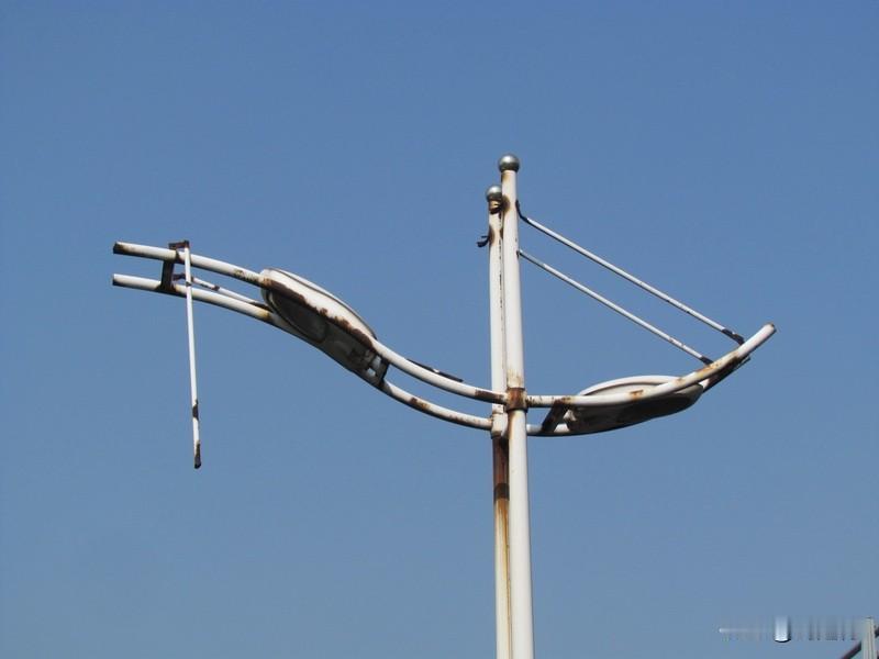 轿车撞上路灯杆车身瞬间解体2月2日，鄂尔多斯东胜区发生一起惨烈事故，一辆轿车撞