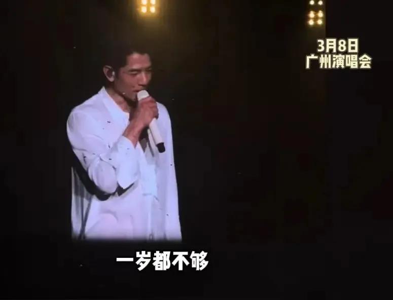 刷到郭富城说自己每天喝几十杯咖啡提神，我手里的美式都不香了。60岁的人，女